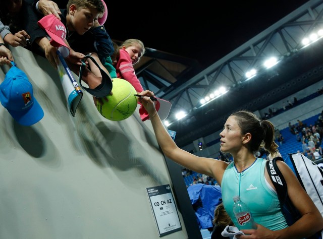 AUS037 MELBOURNE (AUSTRALIA) 20/01/2017.- La tenista española Garbiñe Muguruza firma autógrafos tras vencer a la letona Anastasija Sevastova en su partido de tercera ronda del Abierto de Australia de tenis en Melbourne, hoy, 20 de enero de 2017. EFE/LYNN BO BO