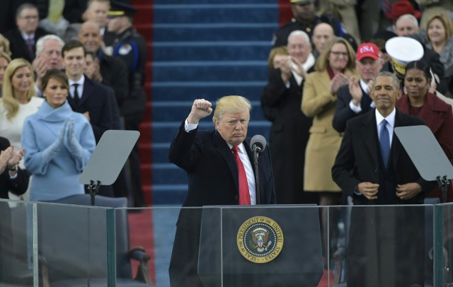 US President Donald Trump pumps his fist after addressing the crowd during his swearing-in ceremony on January 20, 2017 at the US Capitol in Washington, DC. / AFP PHOTO / Mandel NGAN