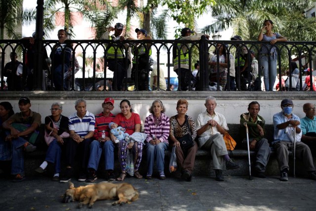 People wait to apply for a card that will register them for government social programmes, in Caracas, Venezuela January 20, 2017. REUTERS/Marco Bello