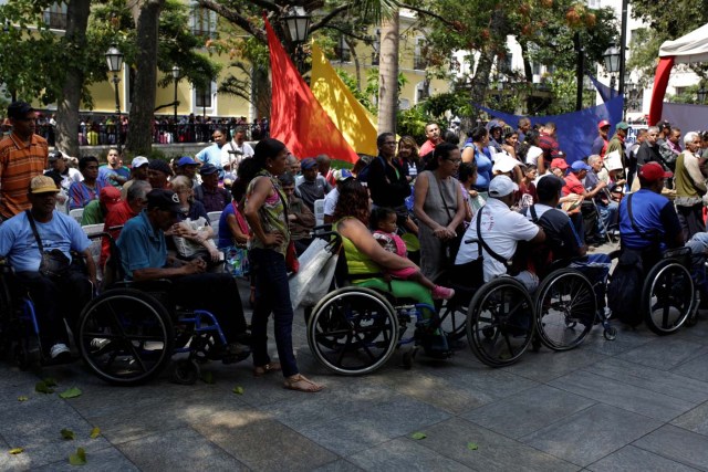 People on wheelchairs wait to apply for a card that will register them for government social programmes, in Caracas, Venezuela January 20, 2017. REUTERS/Marco Bello