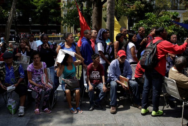 People wait to apply for a card that will register them for government social programmes, in Caracas, Venezuela January 20, 2017. REUTERS/Marco Bello