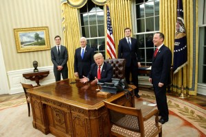 Trump redecora el Despacho Oval con cortinas doradas y un busto de Churchill (fotos)