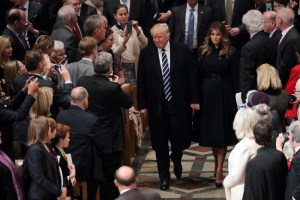 Donald Trump reza por su presidencia en la catedral de Washington (fotos)