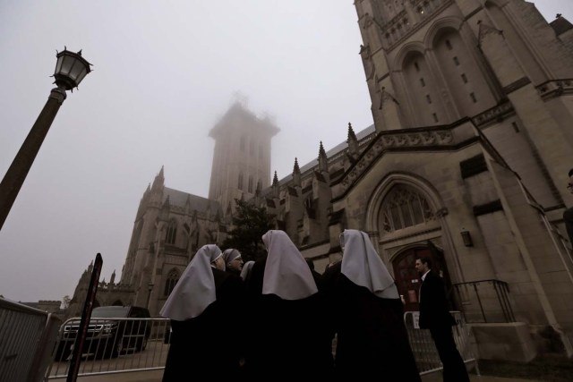 PFX101. Washington Dc (United States), 21/01/2017.- Nuns arrive at the Washington National Cathedral for the National Prayer Service which will be attended by new US President Donald J. Trump, in Washington, DC, USA, 21 January 2017, the first full day as the 45th President of the United States of America.US President. (Estados Unidos) EFE/EPA/PETER FOLEY
