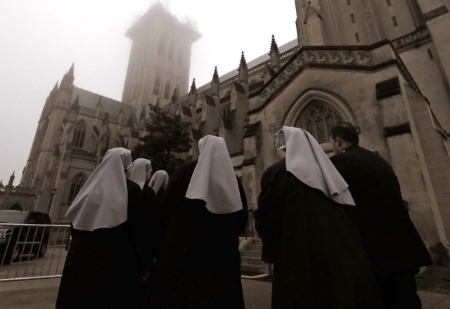 PFX102. Washington Dc (United States), 21/01/2017.- Nuns arrive at the Washington National Cathedral for the National Prayer Service which will be attended by new US President Donald J. Trump, in Washington, DC, USA, 21 January 2017, the first full day as the 45th President of the United States of America.US President. (Estados Unidos) EFE/EPA/PETER FOLEY
