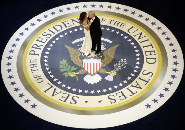  El presidente  Donald Trump baila con Melania Trump en Freedom Ball, Enero. 20, 2017 en Washington 