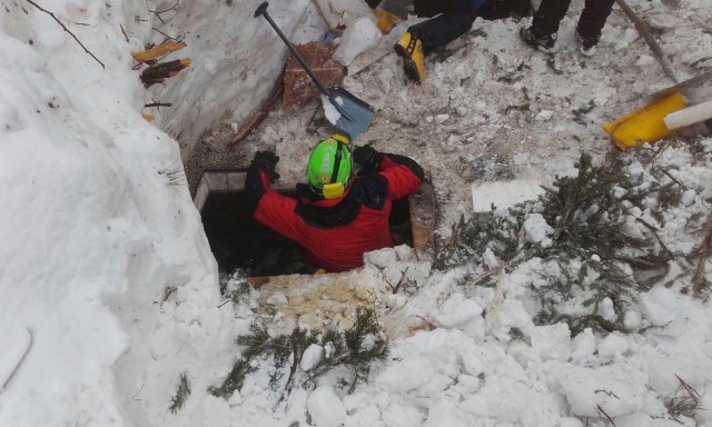 Farindola (Italy), 22/01/2017.- A handout photo made available by the Italian Mountain Rescue Service 'Soccorso Alpino' shows Soccorso Alpino volunteers and rescuers at work in the area of the hotel Rigopiano in Farindola, Abruzzo region, Italy, 22 January 2017. Four days after the 18 January huge avalanche that swept away the hotel Rigopiano, search crews are intensifying their round-the-clock operation, fighting against the clock and deteriorating weather conditions including fresh snowfall and freezing temperatures. Five people were killed in the disaster, 11 survived, while 23 are still missing. (Terremoto/sismo, Italia) EFE/EPA/SOCCORSO ALPINO HANDOUT HANDOUT EDITORIAL USE ONLY/NO SALES