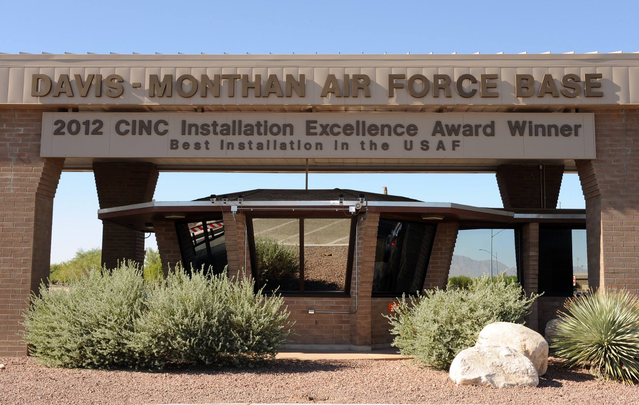 Levantan el cierre de la Base de Fuerza Aérea en Arizona tras reportes no confirmado de disparos (Video)