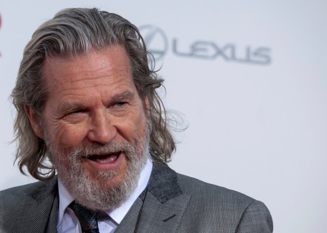 FILE PHOTO: Jeff Bridges attends the premiere of "The Giver" in New York August 11, 2014. REUTERS/Eric Thayer/ File Photo