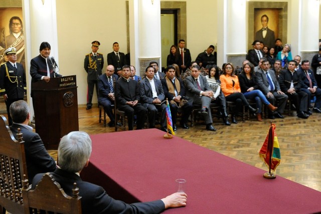 Bolivian President Evo Morales (L) delivers a speech during the swearing-in ceremony of his new cabinet after appointing 10 new ministers and ratifying 10 others, at the Quemado presidential palace in La Paz, on January 23, 2017. Morales, who begins his twelfth year in power, announced a ministerial reform that will see the departure of his foreign minister David Choquehuanca and his main political operator in the presidency, Juan Ramon Quintana. / AFP PHOTO / JORGE BERNAL