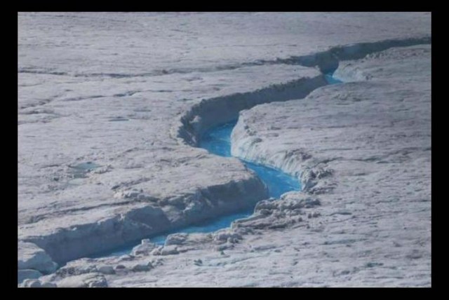 Groenlandia El agua fluye en la parte de la capa de hielo glacial que cubre alrededor del 80 por ciento de esa zona.
