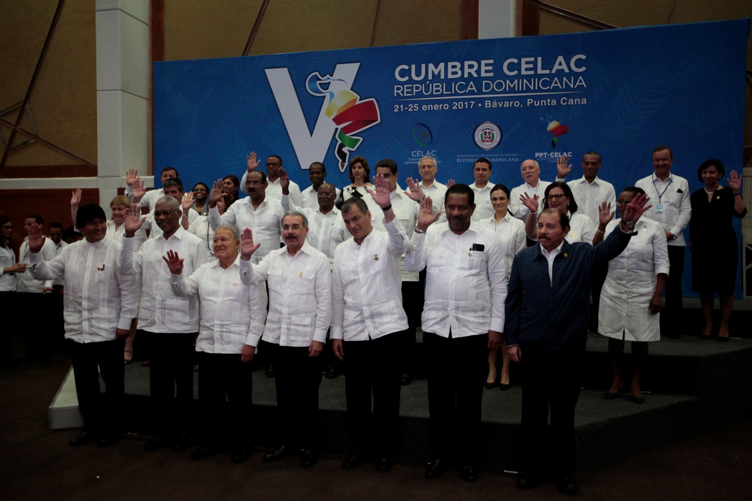 Castro, el gran ausente de la foto oficial de Cumbre, y Evo cambia chaqueta