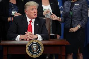 Trump defiende su muro y dice que “una nación sin fronteras no es una nación”