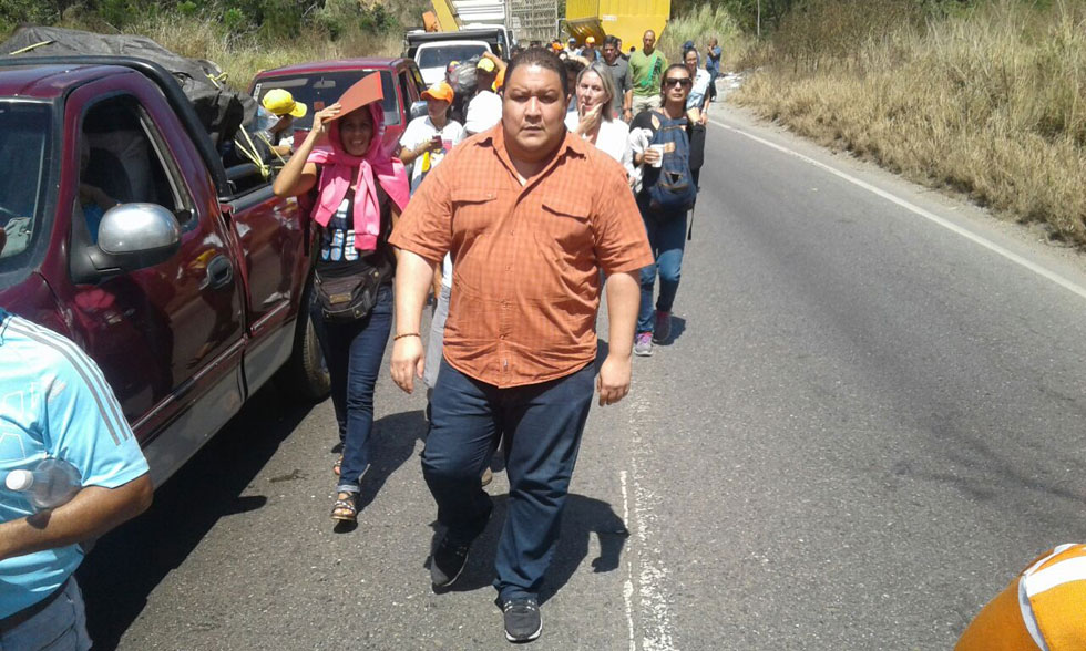 Diputados caminan hasta San Juan de los Morros tras guarimba oficialista