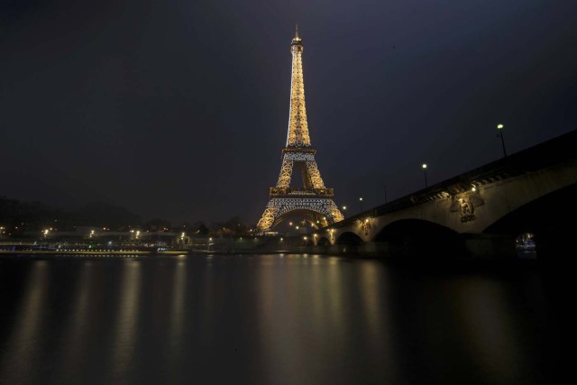 Lights are reflected on the Seine River by the illuminated Eiffel Tower in this long time-exposure in Paris, France, January 17, 2017.   REUTERS/Philippe Wojazer