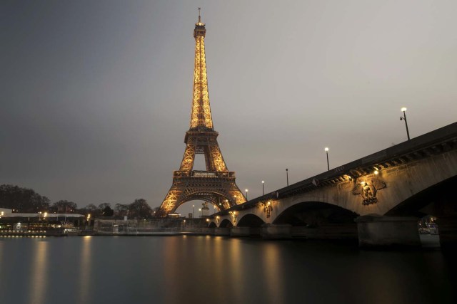 A long time-exposure at dusk shows the Eiffel Tower and the Seine River in Paris, France, January 17, 2017.   REUTERS/Philippe Wojazer