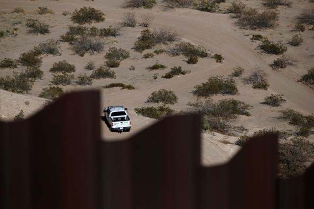 A Border Patrol vehicle is seen guarding at a newly built section of the U.S.-Mexico border fence at Sunland Park, U.S. opposite the Mexican border city of Ciudad Juarez, Mexico January 26, 2017. Picture taken from the Mexico side of the U.S.-Mexico border. REUTERS/Jose Luis Gonzalez