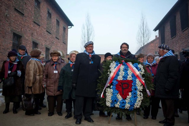 Survivors stand before laying a wreath in front of the "death wall" in the former Nazi German concentration and extermination camp Auschwitz-Birkenau in Oswiecim, Poland January 27, 2017, to mark the 72nd anniversary of the liberation of the camp by Soviet troops and to remember the victims of the Holocaust. Agency Gazeta/Kuba Ociepa/via REUTERS ATTENTION EDITORS - THIS IMAGE WAS PROVIDED BY A THIRD PARTY. EDITORIAL USE ONLY. POLAND OUT. NO COMMERCIAL OR EDITORIAL SALES IN POLAND