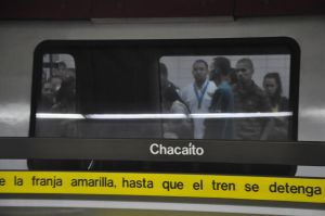 Falla eléctrica en el Metro de Caracas envió a los usuarios a la calle (FOTOS)