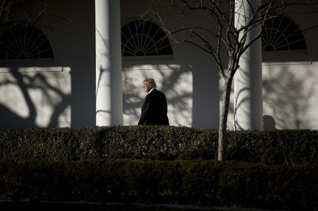 US President Donald Trump walks from the Residence to the West Wing of the White House after returning from Philadelphia on January 26, 2017 in Washington, DC. / AFP PHOTO / Brendan Smialowski