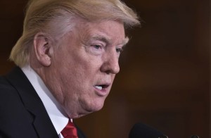 El veto de Trump afecta también a personas con doble nacionalidad, según WSJ