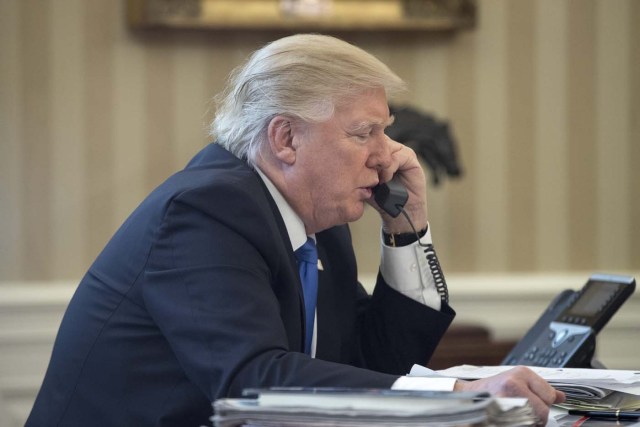 MRD03. Washington (United States), 28/01/2017.- US President Donald J. Trump speaks on the phone with Chancellor of Germany Angela Merkel, in the Oval Office of the White House in Washington, DC, USA, 28 January 2017. President Trump has chosen the day to talk with different world leaders, significantly Russia's Vladimir Putin and Germany's Angela Merkel by telephone. (Rusia, Alemania, Estados Unidos) EFE/EPA/MICHAEL REYNOLDS