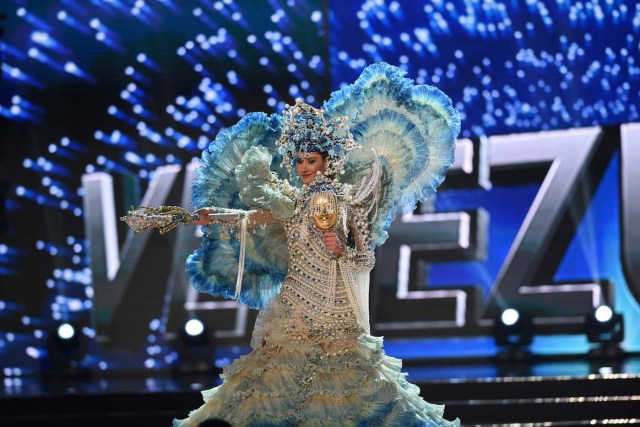 This photo taken on January 26, 2017 shows Miss Universe contestant Mariam Habach of Venezuela presents during the national costume and preliminary competition of the Miss Universe pageant at the Mall of Asia arena in Manila. / AFP PHOTO / TED ALJIBE