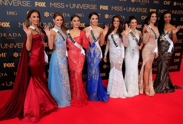 Miss Universe candidates gestures for a picture during a red carpet inside a SMX convention in metro Manila, Philippines January 29, 2017. In Photo from L-R: Miss Barbados Shannon Harris, Miss Iceland Hildur Maria Leifsdottir, Miss Myanmar Htet Htet Htun, Miss Honduras Sirey Moran, Miss Guatemala Virginia Argueta, Miss Great Britain Jaime-Lee Faulkner, Miss Indonesia Kezia Warouw and Miss Bahamas Cherell Williamson. REUTERS/Romeo Ranoco