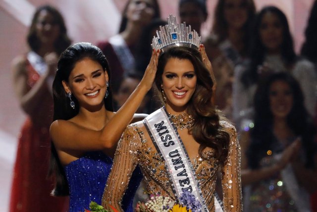 Pia Wurtzbach places the Miss Universe crown on Miss France Iris Mittenaere after the latter was declared winner in the Miss Universe beauty pageant at the Mall of Asia Arena, in Pasay, Metro Manila, Philippines January 30, 2017. REUTERS/Erik De Castro TPX IMAGES OF THE DAY