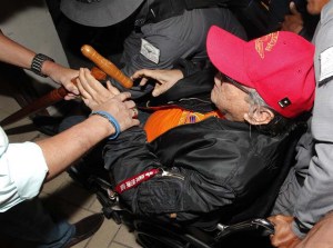 Noriega inicia arresto domiciliario temporal tras operación cerebral (Fotos)