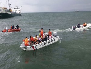 Rescatan a 27 personas del naufragio de un barco turístico en Malasia