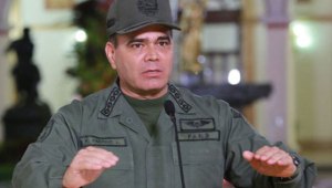 Militares venezolanos no se han retirado de frontera con Colombia, dice Padrino López