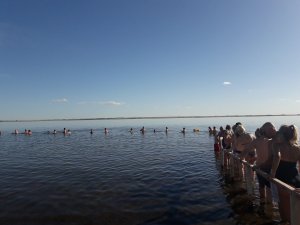 Localidad argentina bate el Récord Guinness de personas flotando en un lago