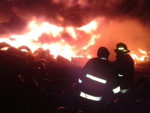 Incendio acaba con fábrica de hilos en Baruta