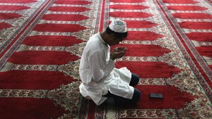 Un musulmán se convirtió al cristianismo tras no poder quemar una Biblia