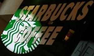 Starbucks suspendió la publicidad en redes sociales para protestar contra odio racial