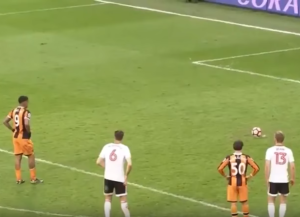 Insólito: Este futbolista uruguayo falló dos penales en un minuto (video)