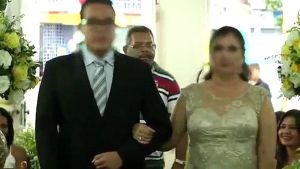 Entró a la iglesia durante una boda, sacó un arma y le disparó a tres invitados (VIDEO)