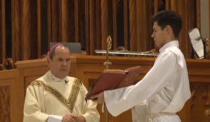 Hombre agrede a un obispo latino mientras daba misa en EEUU (VIDEO)