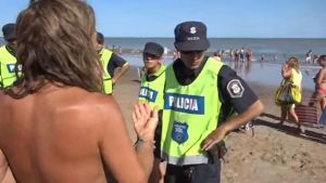 Mujeres que hicieron “topless” en playa argentina se salvaron de ser encarceladas