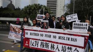 Protestan frente al consulado de EEUU en Hong Kong contra el veto a inmigrantes musulmanes de Trump