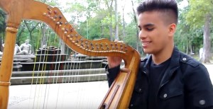 ¡Puro talento criollo!.. A punta de arpa este venezolano interpreta las canciones más pegadas (+Videos +WTF)