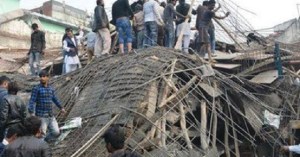 Cinco muertos y varios desaparecidos al derrumbarse un edificio en India