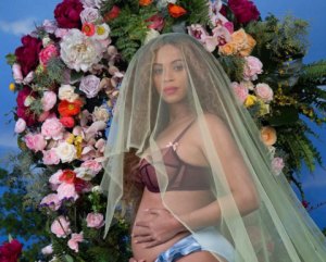 ¡En topless! Beyoncé revela más fotos de su nuevo embarazo