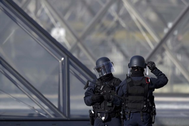 French police secure the site near the Louvre Pyramid in Paris, France, February 3, 2017 after a French soldier shot and wounded a man armed with a knife after he tried to enter the Louvre museum in central Paris carrying a suitcase, police sources said. REUTERS/Christian Hartmann