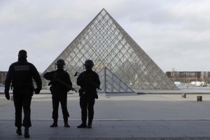Un hombre con machete ataca a militares cerca del Louvre en París