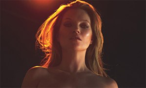 Boquiabiertos y enamorados… el más reciente desnudo de Kate Moss: ¡43 años bien puestos!