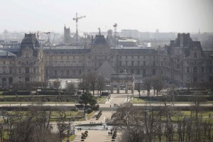 La Policía evacúa a mil personas confinadas en el Louvre tras el ataque