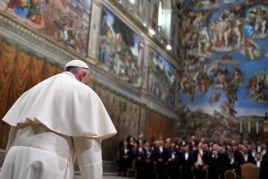 Papa Francisco insta a “cambiar las reglas de juego del sistema socio-económico”