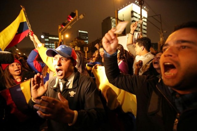 Venezolanos que viven en Perú protestan fuera de la embajada de su país en Lima. 1 de septiembre de 2016. Perú entregará visas temporales de trabajo a miles de venezolanos que huyen de la crisis económica que enfrenta su país como parte de una política migratoria que ayudará a "construir puentes" y "no muros", dijo el viernes el Gobierno. REUTERS/Mariana Bazo